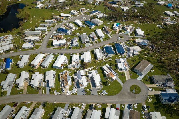 Zwaar beschadigde stacaravans na orkaan Ian in een woonwijk in Florida Gevolg van een natuurramp