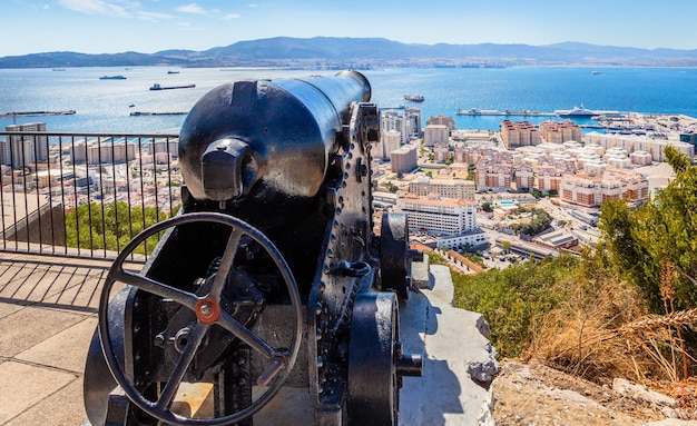 Zwaar kanon wees naar Spanje en het centrum van Gibraltar