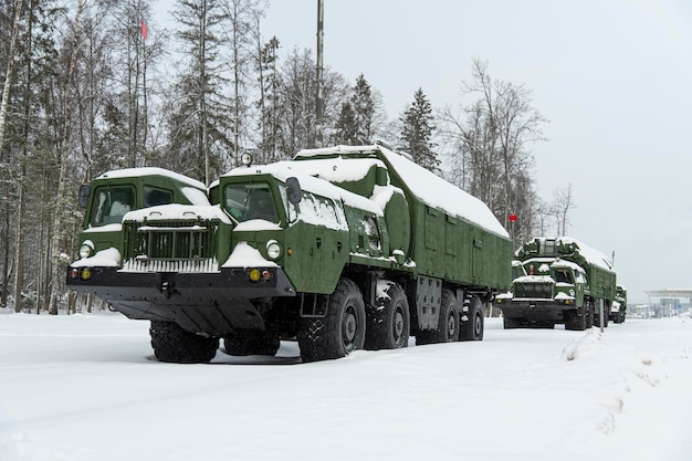 Zwaar militair materieel van Russische strijdkrachten tegen de achtergrond van een winterbos