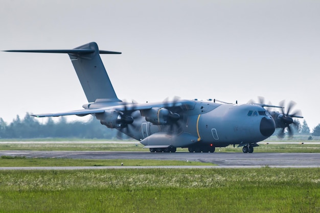 Zwaar militair transport turboprop vliegtuig taxiën