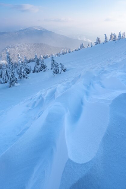 Zwaar winterlandschap. Sneeuw waait in de bergen