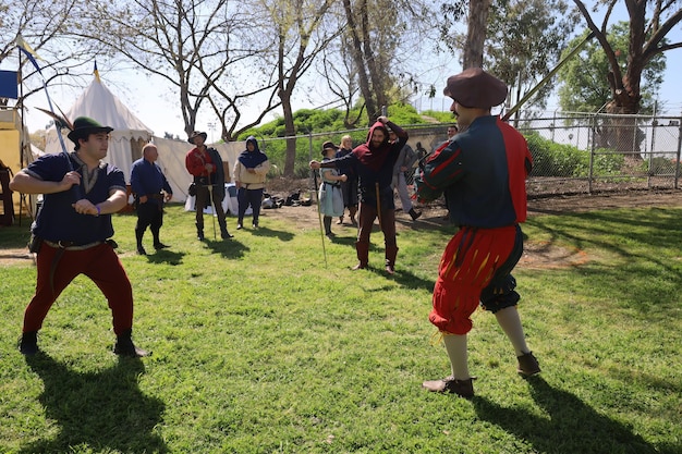 Foto zwaardvechters in historische kostuums op een renaissance-beurs