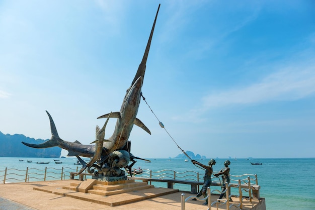 Zwaardvissculptuur op het strand