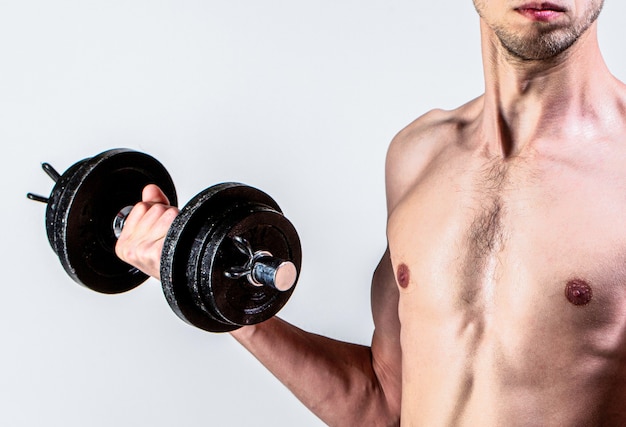 Zwakke man til een gewicht halters biceps spier fitness Nerd maleraising een halter