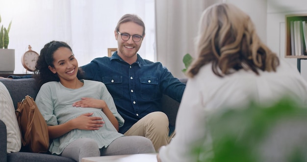 Zwanger gelukkig en stel in counseling met een psycholoog die luistert en helpt Communicatie zwangerschap en gezonde vrouw die met een huwelijkstherapeut praat met partner voor ondersteuning