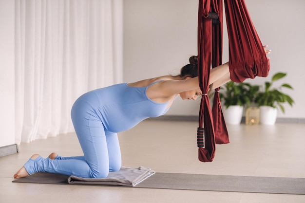 Zwanger meisje een vrouw doet yoga op een hangmat in de sportschool het concept van een gezonde levensstijl moederschap