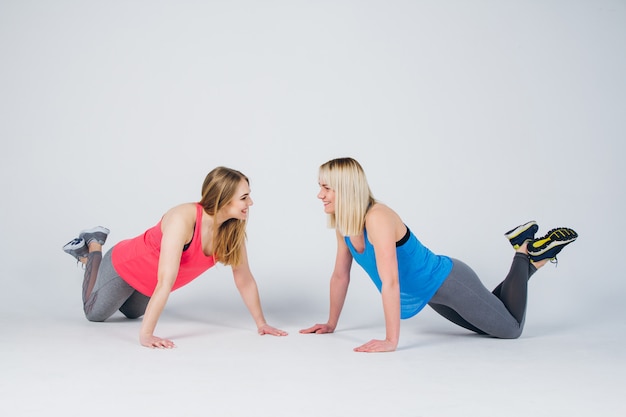 Zwanger meisje en haar vriend zijn bezig met fitness