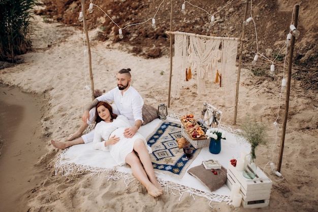 Zwanger meisje en vriendje op een picknick