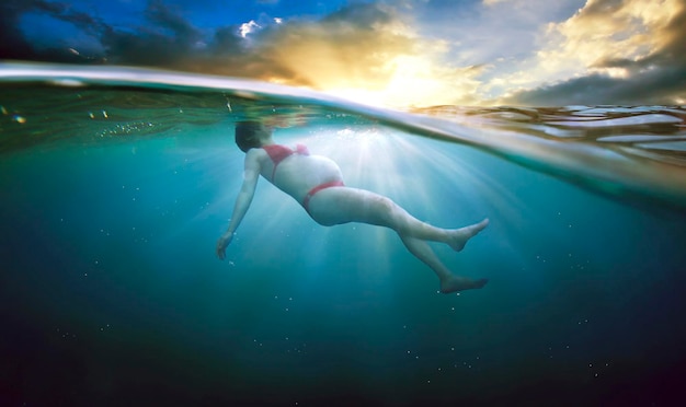 Zwanger meisje in een prachtige bikini onder water