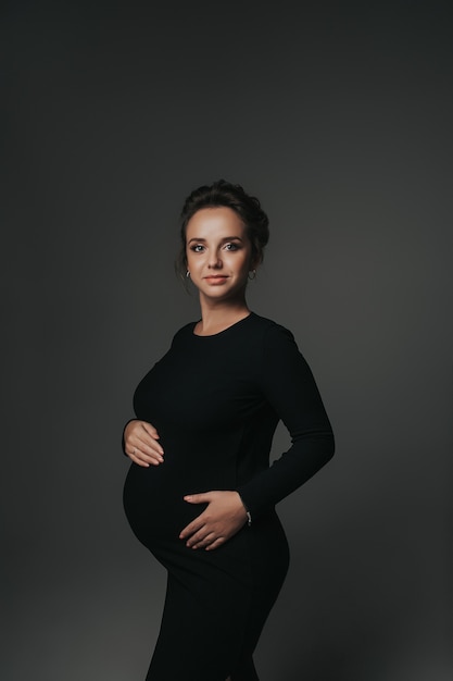 Zwanger meisje op grijze achtergrond
