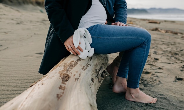 Zwanger op het strand met haar partner