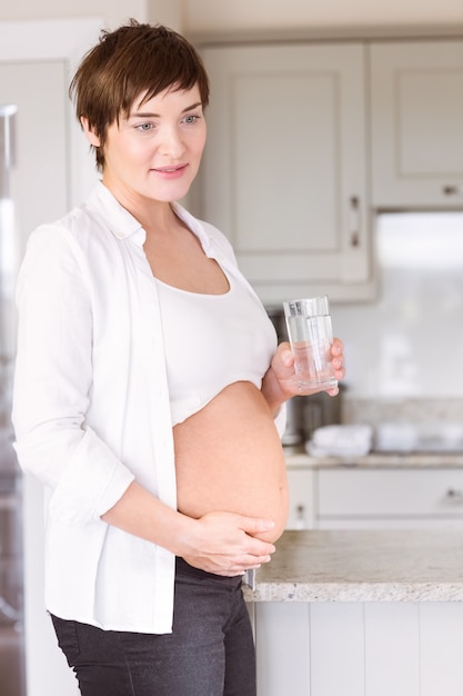 Zwanger vrouw het drinken glas water