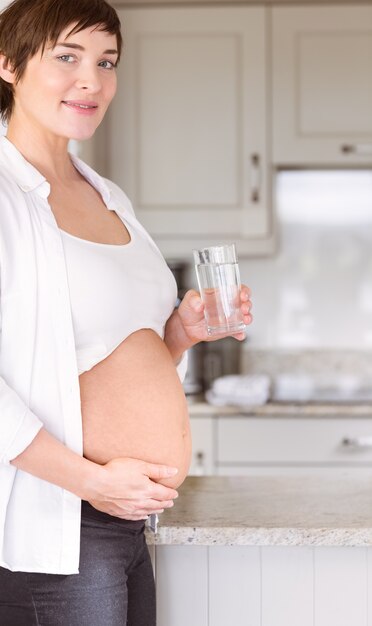 Zwanger vrouw het drinken glas water