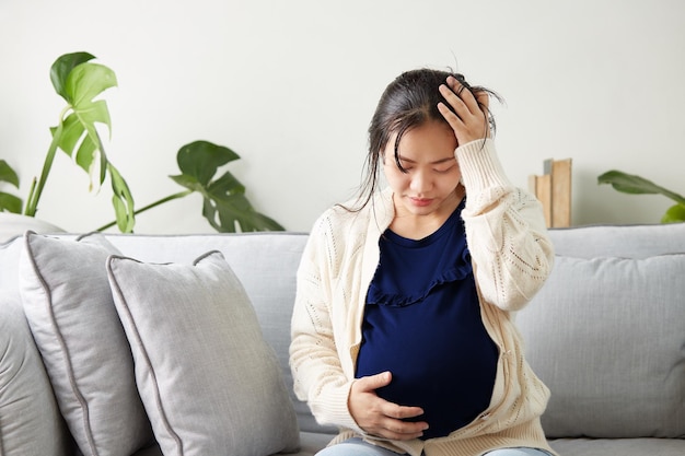 Zwangere Aziatische vrouw met verschillende uitdrukkingen