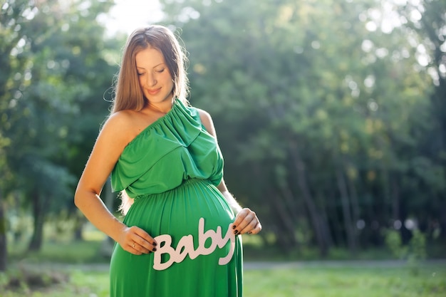 Zwangere het woordbaby van de vrouwenholding