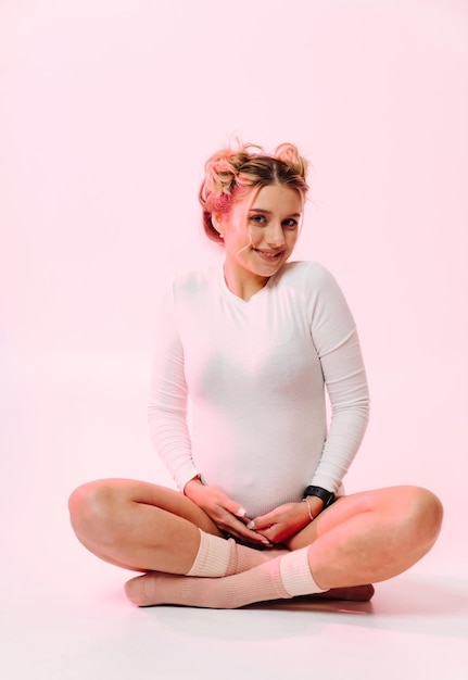 Zwangere jonge vrouw fotoshoot op witte achtergrond Model meisje met buik