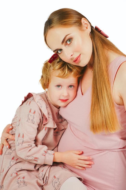 Zwangere moeder met dochter close-up geïsoleerd op een witte achtergrond