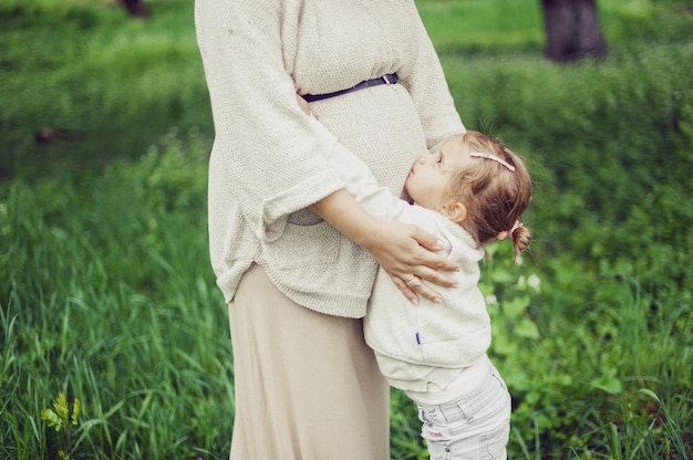 Foto zwangere moeder omhelst haar zoon