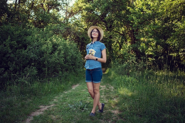 Zwangere moeder verwacht in het zomerveld Het concept en idee van gezondheidsgeluk en moederschap