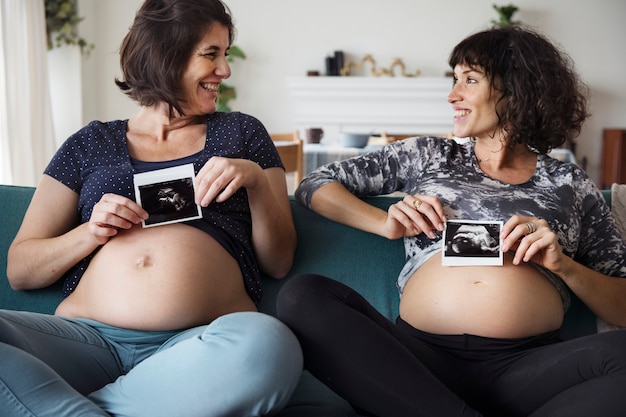 Foto zwangere steungroep meetup in een huis