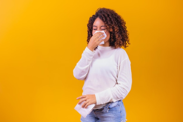 Zwangere verkoudheid. Zieke zwangere vrouw met loopneus. vrouw met griep