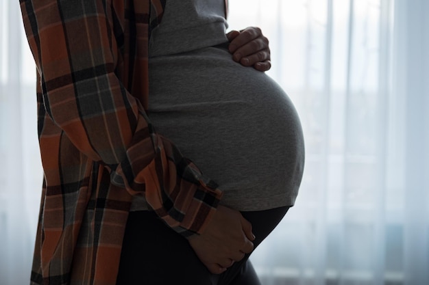 Zwangere vrouw aait buik en wacht op mooie baby