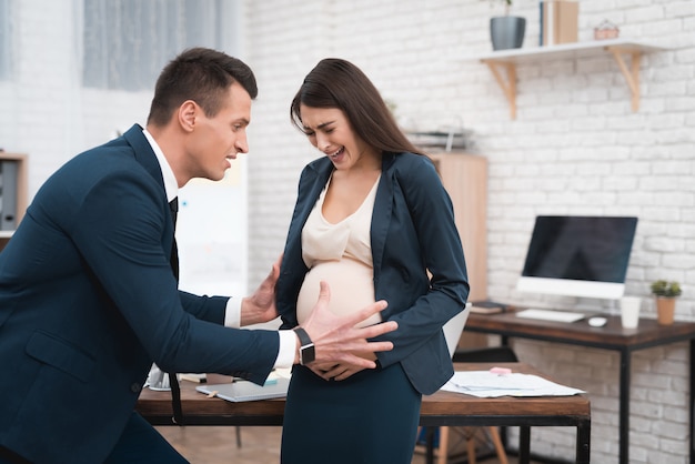 Zwangere Vrouw Beginnende Geboorte op het Werkkantoor