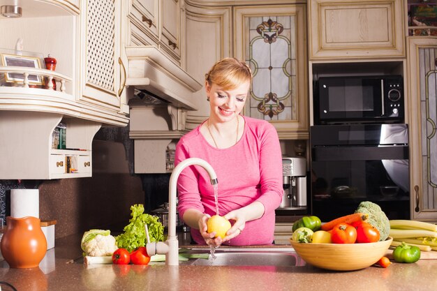 Zwangere vrouw bereidde een diner in de keuken. gezond eetconcept