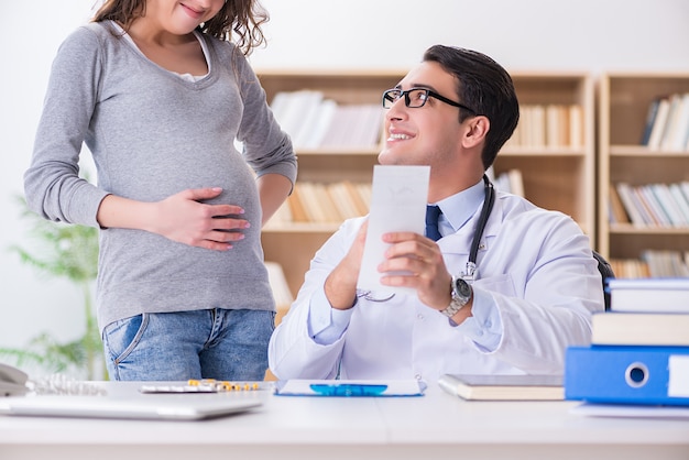 Zwangere vrouw bezoekende arts voor overleg
