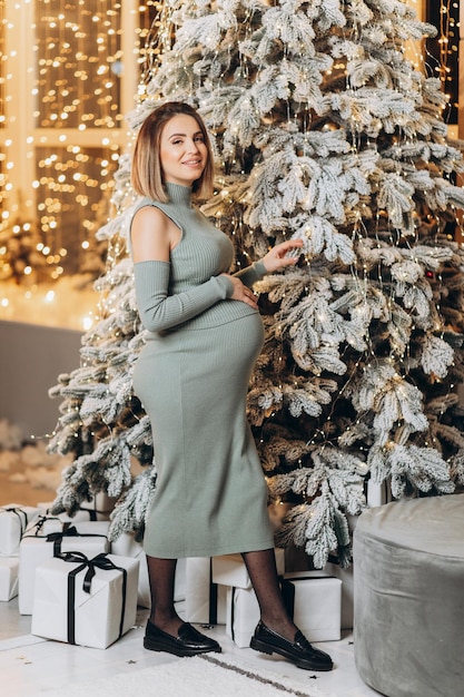 Zwangere vrouw bij kerstboom