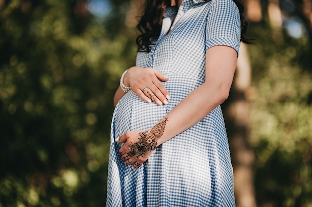 Zwangere vrouw die de baby voelt.