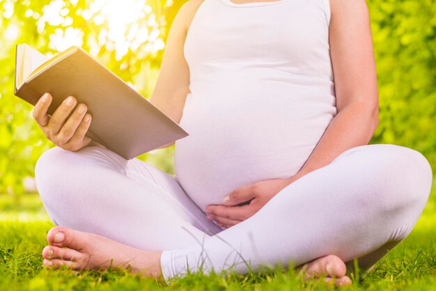 Zwangere vrouw die een boek leest