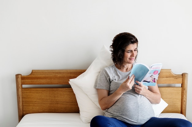 Zwangere vrouw die een boek leest