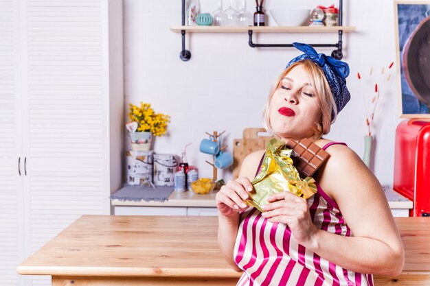 Zwangere vrouw die een chocoladereep eet