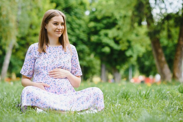 Zwangere vrouw die in het park rust