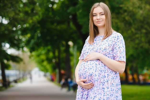 Zwangere vrouw die in het park rust