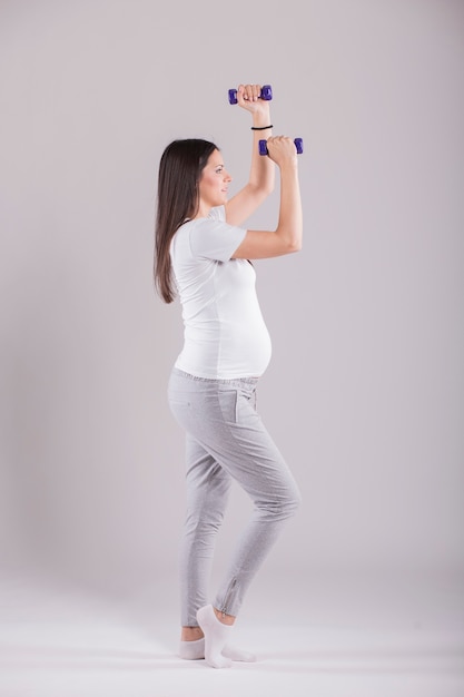 Zwangere vrouw die oefening doet