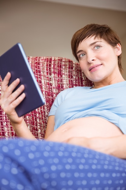 Zwangere vrouw die tabletpc met behulp van