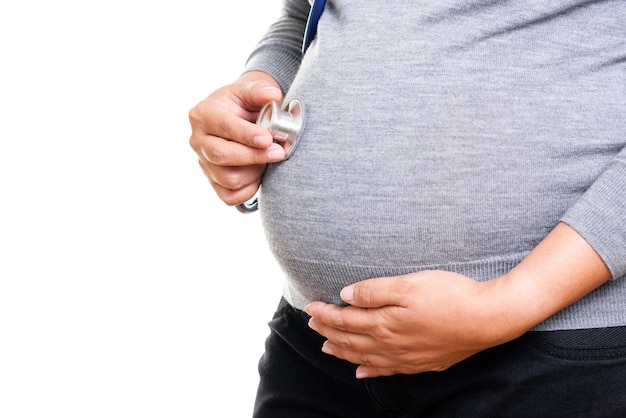Zwangere vrouw die wordt onderzocht met een stethoscoop Zwangerschapsconcept