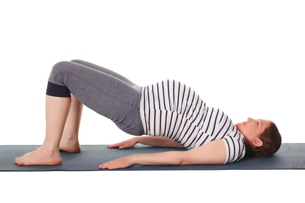 Foto zwangere vrouw doet yoga asana purvottanasana