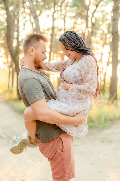 Zwangere vrouw en haar echtgenoot in het bos