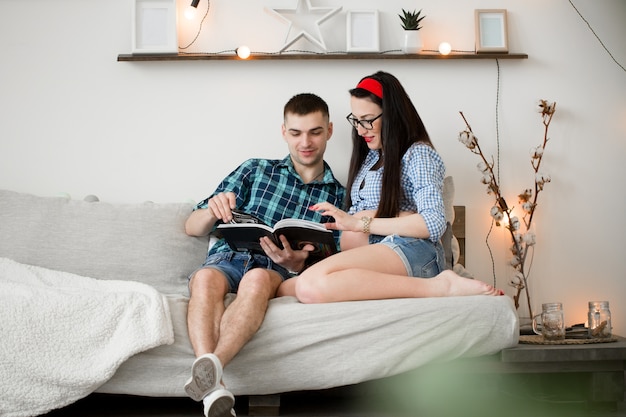 Zwangere vrouw en haar echtgenoot