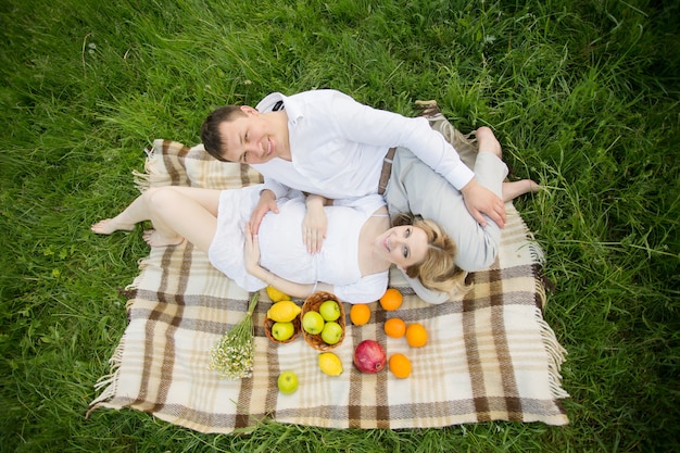 zwangere vrouw en haar man op een picknick