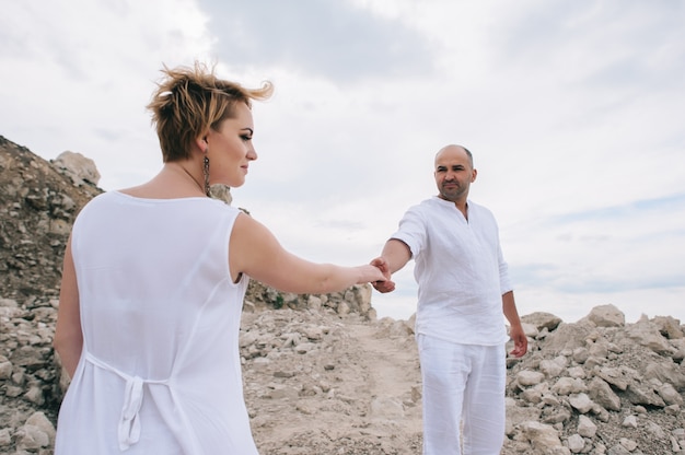 Zwangere vrouw en man fotoshoot in een steengroeve