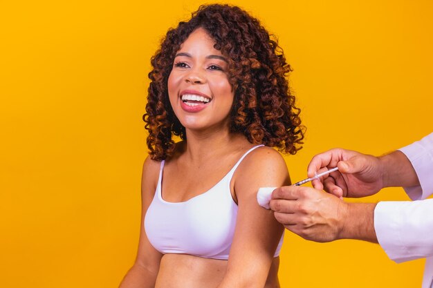 Zwangere vrouw geïmmuniseerd met het vaccin. Zwanger vaccineren. vrouw die vaccin neemt