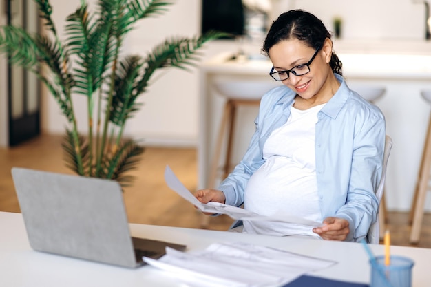 Zwangere vrouw gemengd ras manager documenten