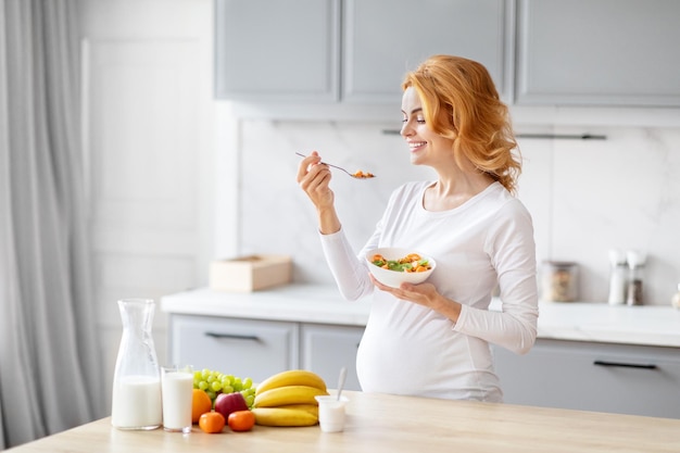 Zwangere vrouw geniet van een gezonde maaltijd
