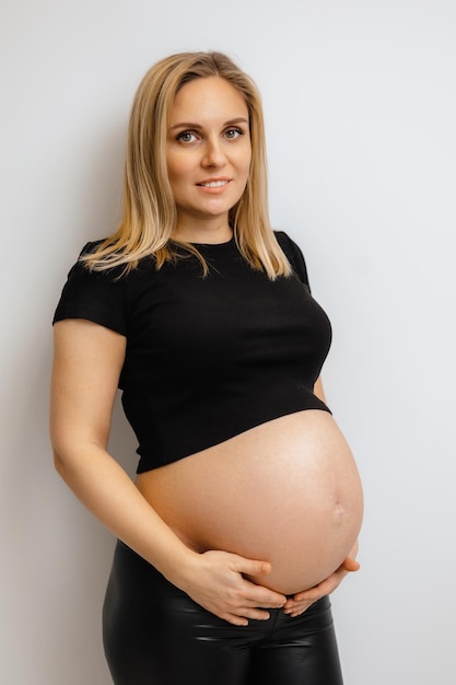 Zwangere vrouw in een zwarte top