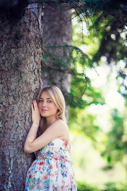 Zwangere vrouw in openlucht park, warm weer