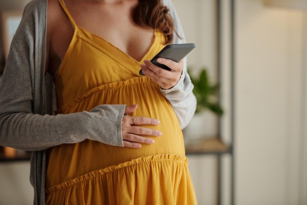 Zwangere vrouw krijgt bericht op haar mobiele telefoon